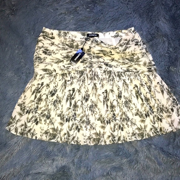 Express Ruched Fit and Flare Mini Skirt Size Medium NWT - Picture 1 of 8